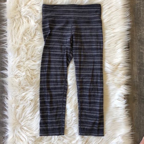 SOLD Lululemon Coal Strata Crop - Picture 5 of 5